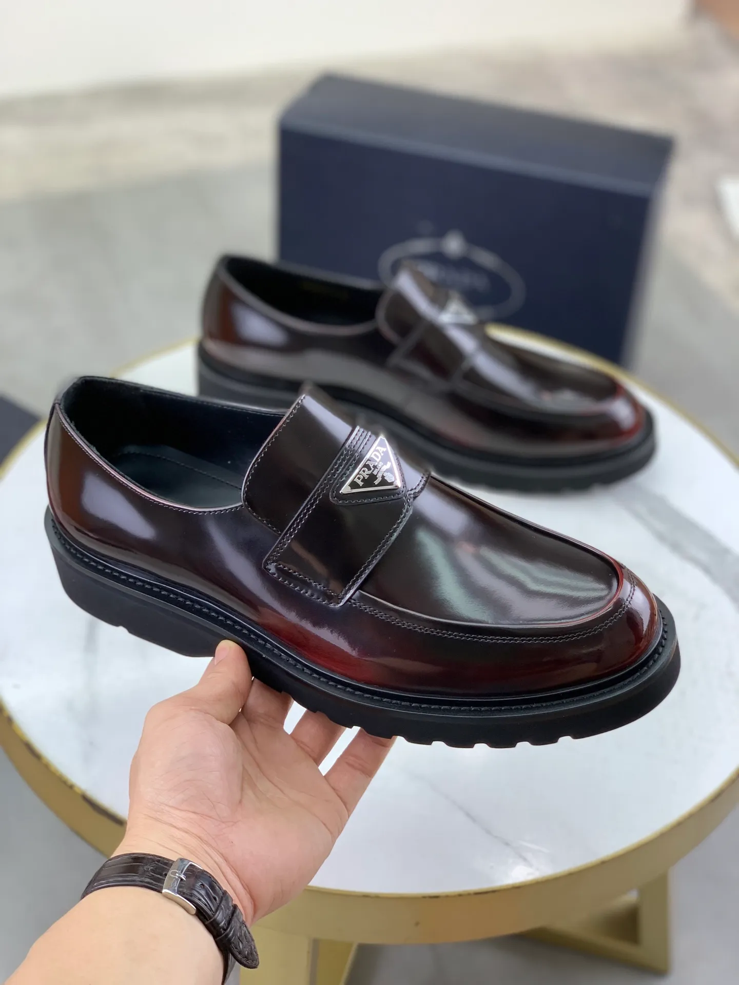 Factory price P860 💰Original quality, top version🔱 ＰＲＡＤＡPrada. Men's business casual leather shoes, top-quality leather shoes. 1:1 shipment ⬆️Luxurious and noble 👞All imported original color-rubbed edge beads, just to create a more comfortable wearing experience. Upper: Original comfortable open-edge bead rubbed color calfskin ➕Top imported water-dyed full cow lining, original lightweight and comfortable TPU foam combination bottom ✔️Code number: 39-45 (38.46 47 can be customized)